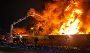 Enorme incendio consume fábrica de cosméticos cerca de la Universidad César Vallejo en Los Olivos