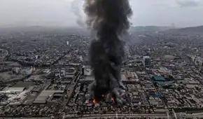 Los Olivos: enorme incendio consume fábrica de cosméticos cerca de la Universidad César Vallejo