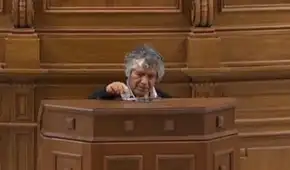 Serafín Andrés Luján de Juntos por el Perú es el único senador que no mostró su voto durante la elección