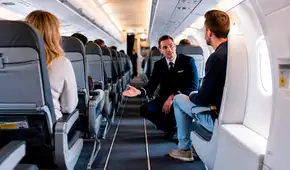 Un azafato revela la clave para conseguir más espacio en el avión sin pagar por un mejor asiento