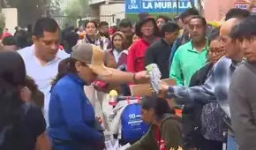 Pareja de esposos conmueven al repartir desayunos gratis a fieles de San Judas Tadeo: “Es una tradición”