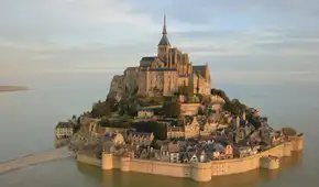 La isla de piedra que desaparece bajo el mar varias veces al año: alberga una iglesia medieval con más de 1300 años de historia