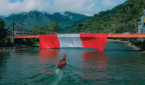 Fiestas Patrias: izan la bandera más grande del Perú sobre el río Huallaga en Tingo María, Huánuco
