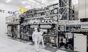 China fabrica sus propias máquinas para hacer chips y las acciones de ASML, la empresa líder del sector, se desploman