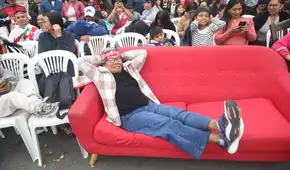 Familias llevan su sofá a la avenida Brasil para asegurar un lugar en la Parada Cívico Militar 2026