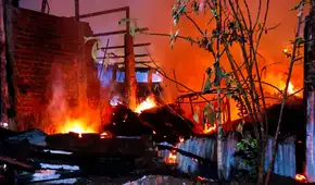 ¿Ataque extorsivo? Voraz incendio reduce a cenizas almacén de madera en Ate y afecta a familias