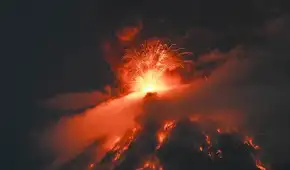 Potente erupción del volcán de Fuego obliga a evacuar comunidades y activa alerta nacional en Guatemala