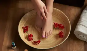 Lavarse los pies con sal y aceite de oliva: por qué algunos expertos recomiendan esta rutina y qué beneficios puede aportar a la piel