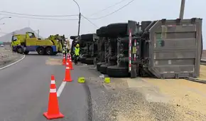 Camión volcado en pleno ingreso a la carretera Ramiro Prialé a Huachipa genera intenso tráfico