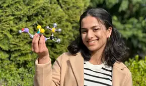 Una estudiante de secundaria inventó un plástico de origen vegetal que elimina los microplásticos del medio ambiente mientras se degrada