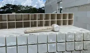 Colombia convierte toneladas de basura plástica de las calles en bloques tipo Lego para construir casas en solo 5 días