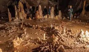 En lo profundo de una cueva, los neandertales construyeron una estructura circular hecha de estalagmitas hace unos 176.500 años