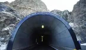 Este búnker está oculto bajo una montaña y fue diseñado para resistir una guerra nuclear: tiene 15 edificios