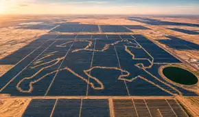China crea su “Gran Muralla” solar de 400 km en el desierto: incluye una central con forma de caballo visible desde el espacio
