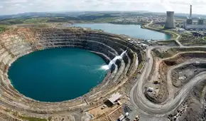 España creó un lago artificial en tan solo 4 años: llenó una mina de carbón de 300 metros de profundidad con 547.000 millones de litros agua