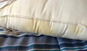 ¿Tu almohada tiene manchas amarillas? El sencillo truco casero para dejarlas como nuevas