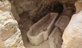 Arqueólogos desentierran 3 antiguas tumbas egipcias y encuentran momias, sarcófagos y figurillas religiosas
