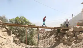 A falta de obras, vecinos arriesgan sus vidas: construyen puentes y muros contra fenómeno El Niño