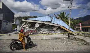 Indonesia eleva a 53 los muertos por el terremoto de magnitud 7,7 que dejó graves daños en la isla de Flores