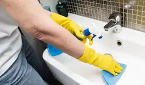 Por qué más personas están usando vinagre para limpiar el baño: estos son sus beneficios y cómo aplicarlo correctamente