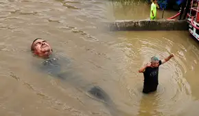 Hombre se pone a nadar en pleno bypass de la avenida Pachacutec que quedó inundado en Villa María del Triunfo