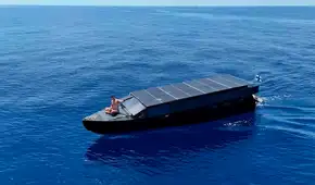 El barco que recorrió 5.500 kilómetros sin usar conbustible: funciona con energía solar y un motor eléctrico