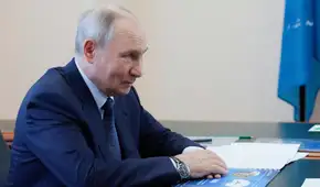 Por temor a que el Kremlin confisque su dinero para la guerra, rusos retiran miles de millones de sus cuentas bancarias