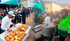 Policía lleva comida a transportistas varados por derrumbes en la Panamericana Sur de Arequipa