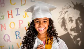 La niña que hizo historia antes de cumplir 3 años: logró un IQ comparable al de Albert Einstein, habla 2 idiomas y ama cocinar