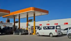 Grifos se quedan sin GLP por bloqueos en la Panamericana Sur: largas colas por combustible en Arequipa