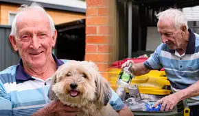 Jubilado de 82 años dedica 45 horas semanales a reciclar botellas para ayudar a animales abandonados: ya recaudó más de US$70.000
