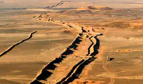 Al construir 2700 km de muros de arena en pleno desierto entre 1980 y 1987, Marruecos dividió literalmente el Sahara Occidental en dos
