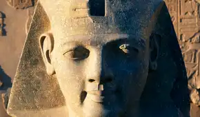 Después de 96 años de búsqueda, los arqueólogos por fin encontraron la mitad que faltaba de una estatua legendaria