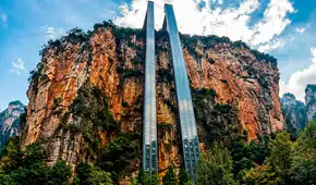 El ascensor panorámico de China que sube una montaña y lleva niños al colegio: redujo un peligroso camino de 6 horas a 30 minutos