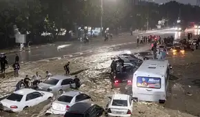 Las lluvias en Venezuela desbordan el río Guaire y dejan vehículos atrapados en las avenidas de Caracas