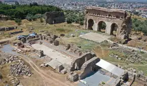 Arqueólogos turcos desenterraron una piscina y un mosaico de la época romana en un antiguo gimnasio