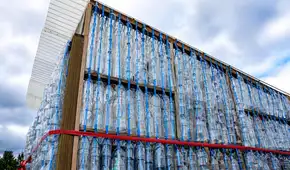 Estas 2.000 botellas de plástico iban a la basura y terminaron convertidas en un invernadero en Australia