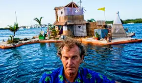 Un artista convirtió más de 150.000 botellas de plástico en una isla flotante en México: tenía casa de 3 pisos, cultivos e internet