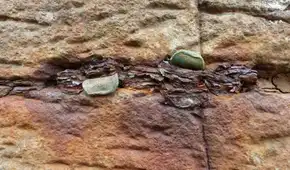 Turistas dejaron durante años miles de monedas por buena suerte en un monumento natural: ahora retiran más de 10.000 para proteger este Patrimonio de la Humanidad