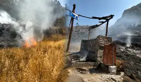 Emergencia en Arequipa: vientos intensos avivan incendio forestal cerca de complejo arqueológico en el Valle del Colc