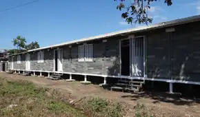 Un colombiano que luchaba por su casa propia creó ladrillos tipo Lego con plástico reciclado: su sistema permite construir viviendas de 40 m² en solo 5 días