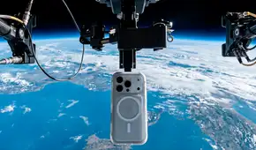Lanzan un celular sin paracaídas desde una altura que supera más de 3 veces al Everest: llega intacto y rompe un récord Guinness