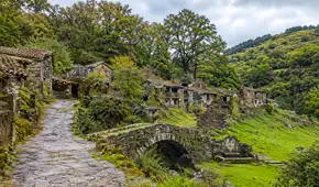 Regalan una aldea en España con 12 casas y una finca de 15.000 m²: qué requisitos se deben cumplir para obtenerla gratis