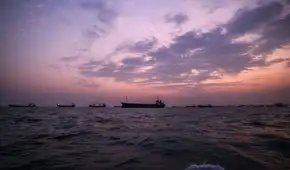 Irán responde a EE. UU. con misiles contra un portaaviones y ataques a petroleros en el estrecho de Ormuz