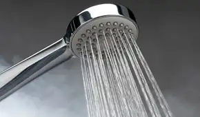 El truco definitivo para eliminar el sarro de la ducha y recuperar la presión del agua en pocos minutos