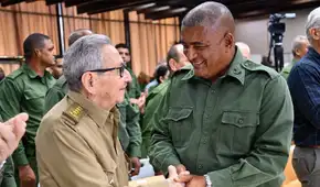 Raúl Castro reaparece en un acto militar tras rumores sobre su salud y alerta sobre la crisis que vive Cuba