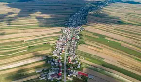 En esta peculiar ciudad viven 6.000 personas a lo largo de una única calle de 9 kilómetros de longitud
