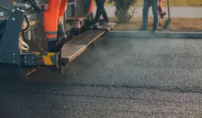 China transformó 6.000 botellas de leche en un material de pavimentación útil para construir su primera carretera con plásticos difíciles de reciclar