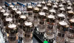 Un aficionado construyó su computadora utilizando 460 tubos de vacío de la década de 1950: demora unos minutos en prender, pero funciona