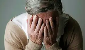 Mujeres concentran el 63% de los casos de Alzheimer en el Perú y encienden las alertas: "Puede tener una influencia hormonal"